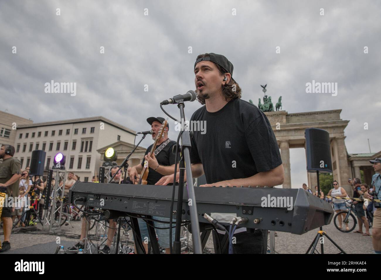 Am 17. August 2023 wurde das Brandenburger Tor, ein Symbol der Einheit und des Friedens, zum Schauplatz einer kraftvollen Demonstration von Solidarität und Widerstand. Die ukrainischen Hip-Hop-Pioniere TNMK (Tanok na Maidani Kongo) traten in einem Benefizkonzert auf die Bühne, das ebenso eine musikalische Extravaganz wie eine politische Aussage war. Der Abend war voller Emotionen, als sich Ukrainer versammelten, viele schwenkten ukrainische Flaggen, um die Sache der ukrainischen Freiheit zu unterstützen. Die Luft war voll mit Gesängen von "Russland ist ein terroristischer Staat", eine Stimmung, die von vielen Anwesenden aufgegriffen wurde. Ein riesiges Banner, das von den Teilnehmern hochgehalten wurde, trug sich Stockfoto