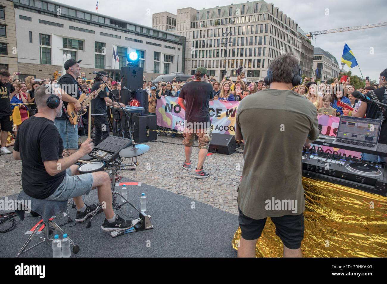 17. August 2023, Berlin, Deutschland: Am 17. August 2023 wurde das Brandenburger Tor, ein Symbol für Einheit und Frieden, zum Schauplatz einer starken Demonstration von Solidarität und Widerstand. Die ukrainischen Hip-Hop-Pioniere TNMK (Tanok na Maidani Kongo) traten in einem Benefizkonzert auf die Bühne, das ebenso eine musikalische Extravaganz wie eine politische Aussage war. Der Abend war voller Emotionen, als sich Ukrainer versammelten, viele schwenkten ukrainische Flaggen, um die Sache der ukrainischen Freiheit zu unterstützen. Die Luft war voll mit Gesängen von "Russland ist ein terroristischer Staat", eine Stimmung, die von vielen Anwesenden aufgegriffen wurde. Ein riesiges Stockfoto