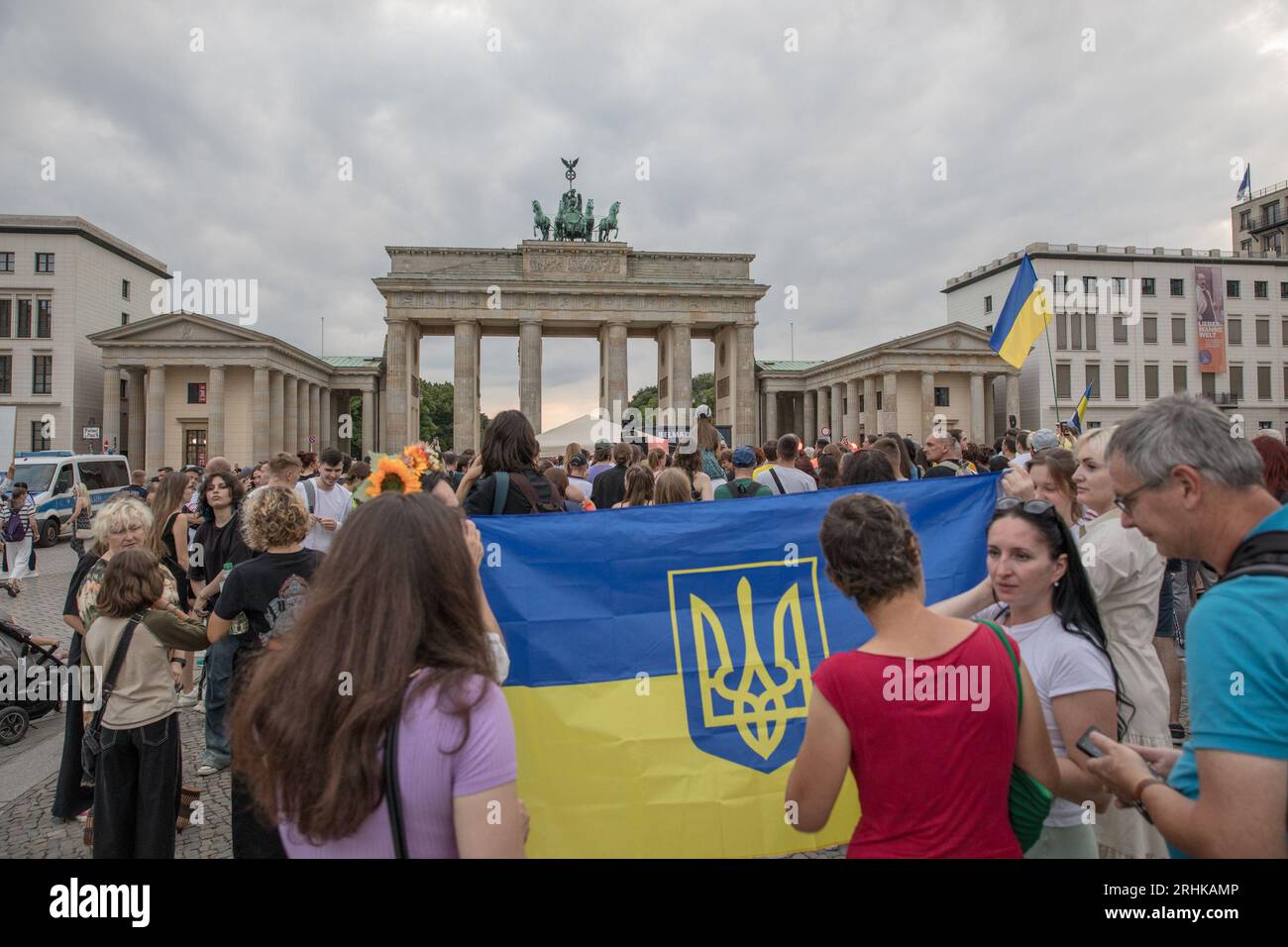 17. August 2023, Berlin, Deutschland: Am 17. August 2023 wurde das Brandenburger Tor, ein Symbol für Einheit und Frieden, zum Schauplatz einer starken Demonstration von Solidarität und Widerstand. Die ukrainischen Hip-Hop-Pioniere TNMK (Tanok na Maidani Kongo) traten in einem Benefizkonzert auf die Bühne, das ebenso eine musikalische Extravaganz wie eine politische Aussage war. Der Abend war voller Emotionen, als sich Ukrainer versammelten, viele schwenkten ukrainische Flaggen, um die Sache der ukrainischen Freiheit zu unterstützen. Die Luft war voll mit Gesängen von "Russland ist ein terroristischer Staat", eine Stimmung, die von vielen Anwesenden aufgegriffen wurde. Ein riesiges Stockfoto