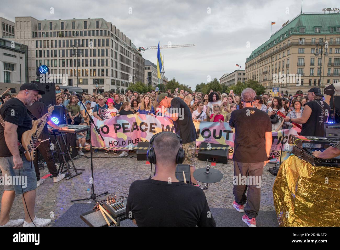 17. August 2023, Berlin, Deutschland: Am 17. August 2023 wurde das Brandenburger Tor, ein Symbol für Einheit und Frieden, zum Schauplatz einer starken Demonstration von Solidarität und Widerstand. Die ukrainischen Hip-Hop-Pioniere TNMK (Tanok na Maidani Kongo) traten in einem Benefizkonzert auf die Bühne, das ebenso eine musikalische Extravaganz wie eine politische Aussage war. Der Abend war voller Emotionen, als sich Ukrainer versammelten, viele schwenkten ukrainische Flaggen, um die Sache der ukrainischen Freiheit zu unterstützen. Die Luft war voll mit Gesängen von "Russland ist ein terroristischer Staat", eine Stimmung, die von vielen Anwesenden aufgegriffen wurde. Ein riesiges Stockfoto