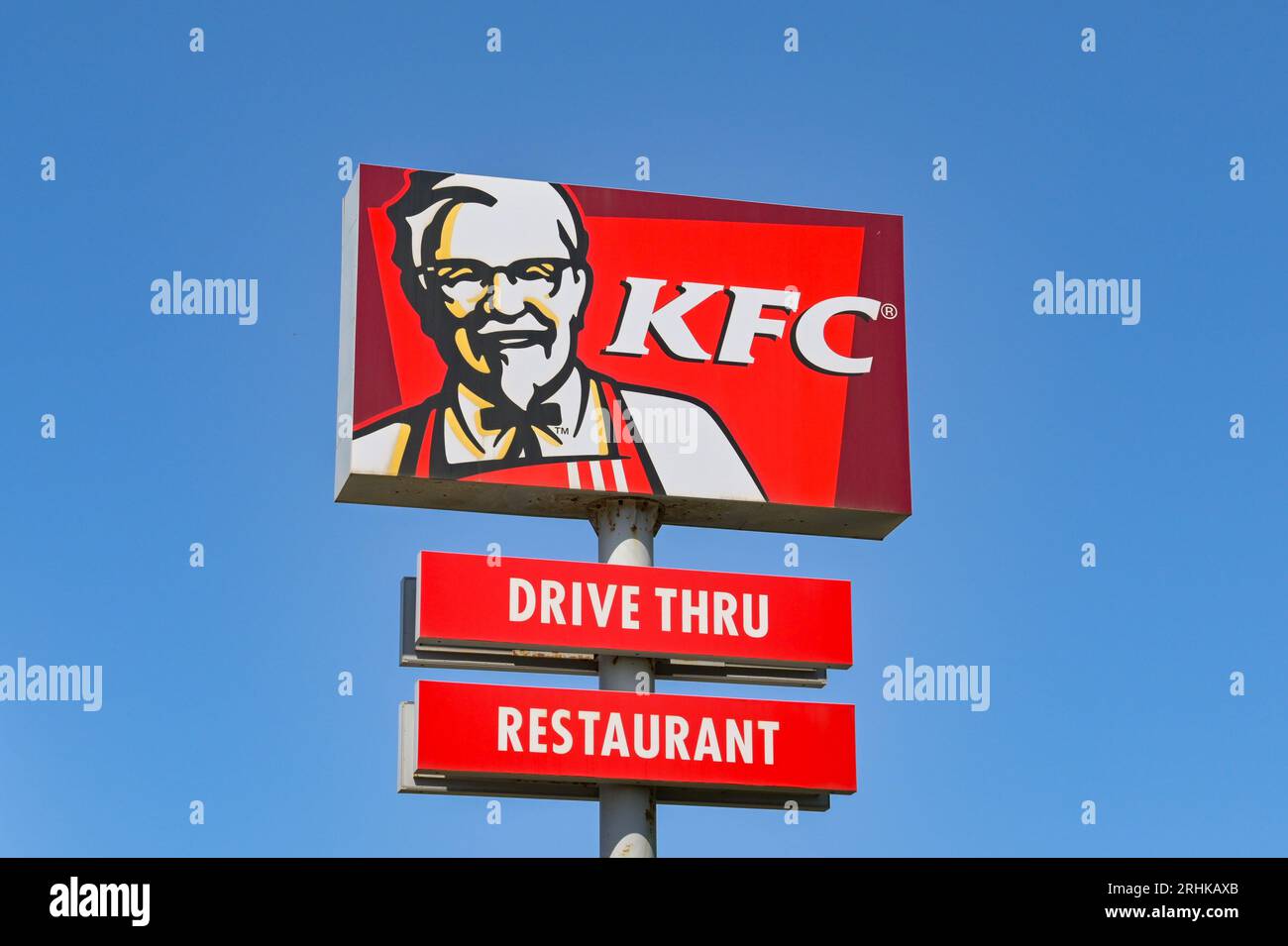Mdina, Malta – 4. August 2023: Großes Schild für ein Drive-Thru-Restaurant, das vom Kentucky Fried Chicken KFC betrieben wird, isoliert vor einem tiefblauen Himmel Stockfoto