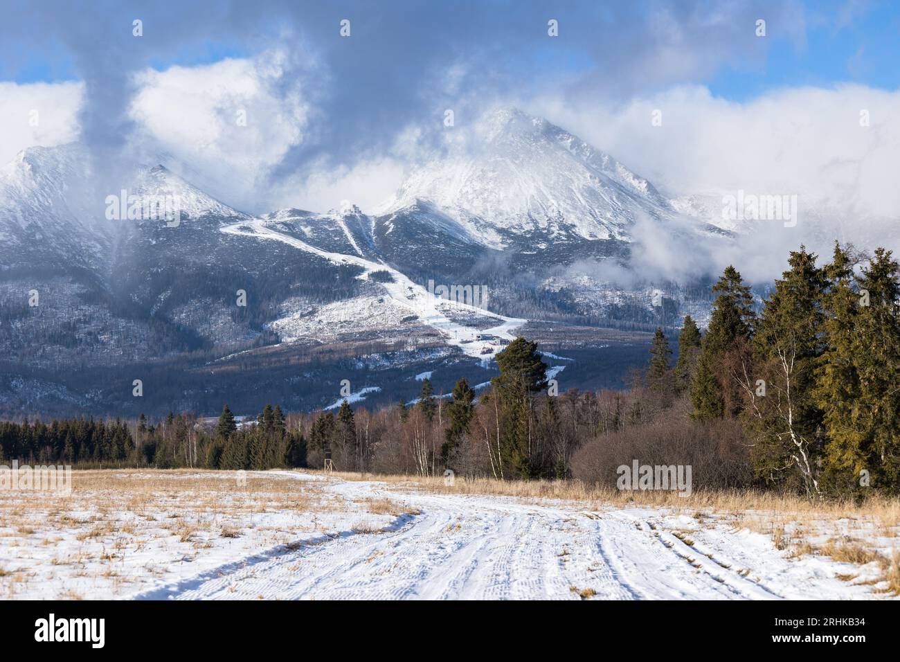 Langlaufloipe im Winter unter Lomnicky Stit, zweithöchster Gipfel der Hohen Tatra, Slowakei. Stockfoto