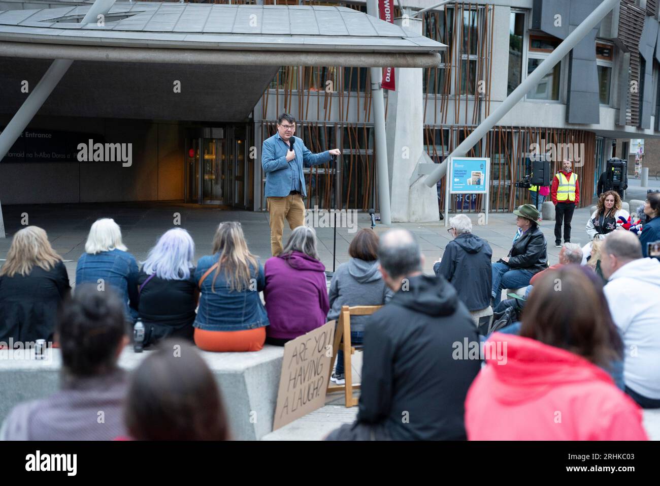 Edinburgh, Schottland, Großbritannien. August 2023. Graham Linehan tritt heute Abend im Rahmen einer Comedy Unleashed Stand Up Show vor dem schottischen Parlament unter freiem Himmel auf, nachdem die Show in zwei vorherigen Veranstaltungsorten abgesagt wurde. Die Karteninhaber für die erste Show in Leith Arches bildeten das Publikum. Iain Masterton/Alamy Live News Stockfoto