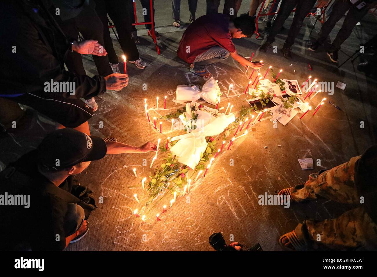 Bangkok, Thailand. Aug. 2023. Die Demonstranten hielten eine Veranstaltung zum Gedenken an den 2. Jahrestag des Schusstodes von Warit, einem 14-jährigen männlichen Jugendlichen, vor der Metropolitan Polizeiwache DIN Daeng ab, mit einer Kugel durch die Kehle und einer Kugel, die in das Gehirn implantiert wurde. Er wurde schwer verletzt und starb im Krankenhaus. Die Aktivitäten bestanden darin, Nachrichten für die Verstorbenen zu schreiben, Kerzen anzuzünden und Blumen zur Trauer zu legen. Derzeit können die Straftäter nicht verhaftet werden, und das Gerichtsverfahren wird verzögert. (Bild: © Adirach Toumlamoon/Pacific Press via ZUMA Press Wire) EDITORIAL USA Stockfoto