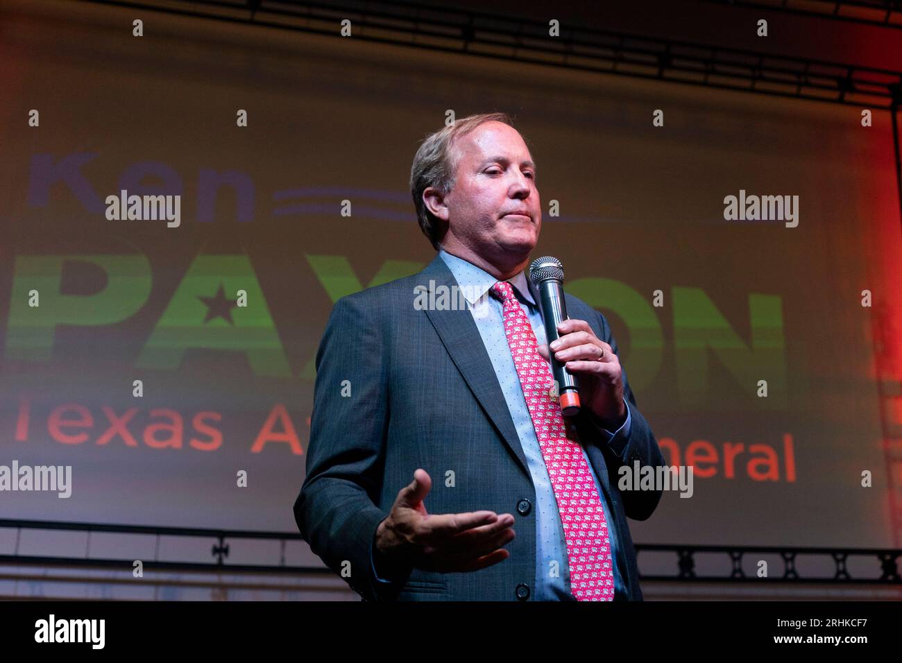 Cedar Park, TX, USA. Mai 2022. KEN PAXTON feiert einen Wahlsieg für seine dritte Amtszeit am 24. Mai 2022. Paxton steht im September 2023 vor einem Amtsenthebungsverfahren im texanischen Senat wegen angeblicher Korruption und Missbrauch des Amtes. Die Feierlichkeiten fanden am selben Tag statt, als die Schule in Uvalde Texas 19 Schüler und zwei Lehrer tötete. (Bild: © Bob Daemmrich/ZUMA Press Wire) NUR REDAKTIONELLE VERWENDUNG! Nicht für kommerzielle ZWECKE! Stockfoto