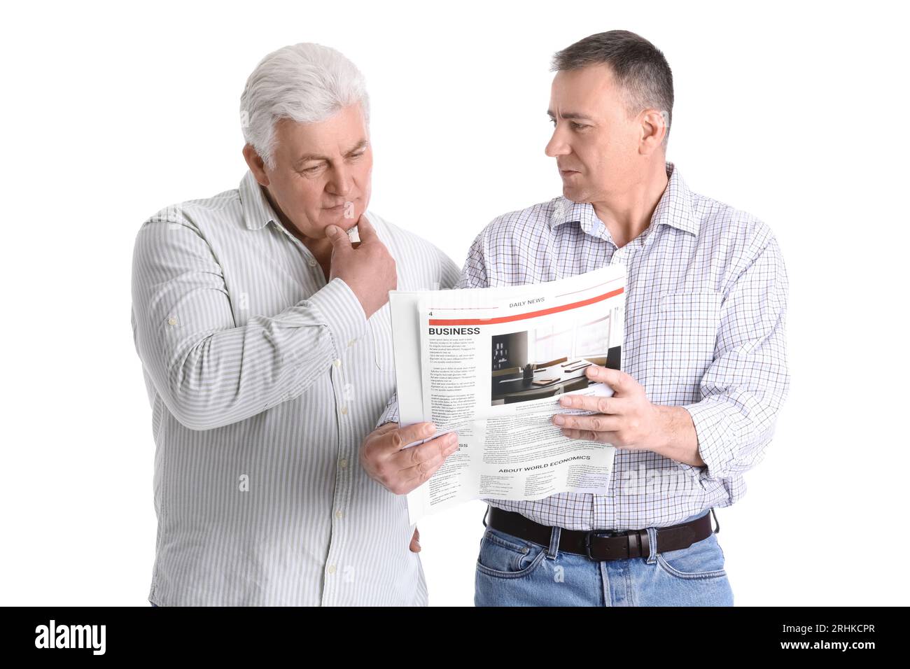 Reife Brüder lesen Zeitung auf weißem Hintergrund Stockfoto