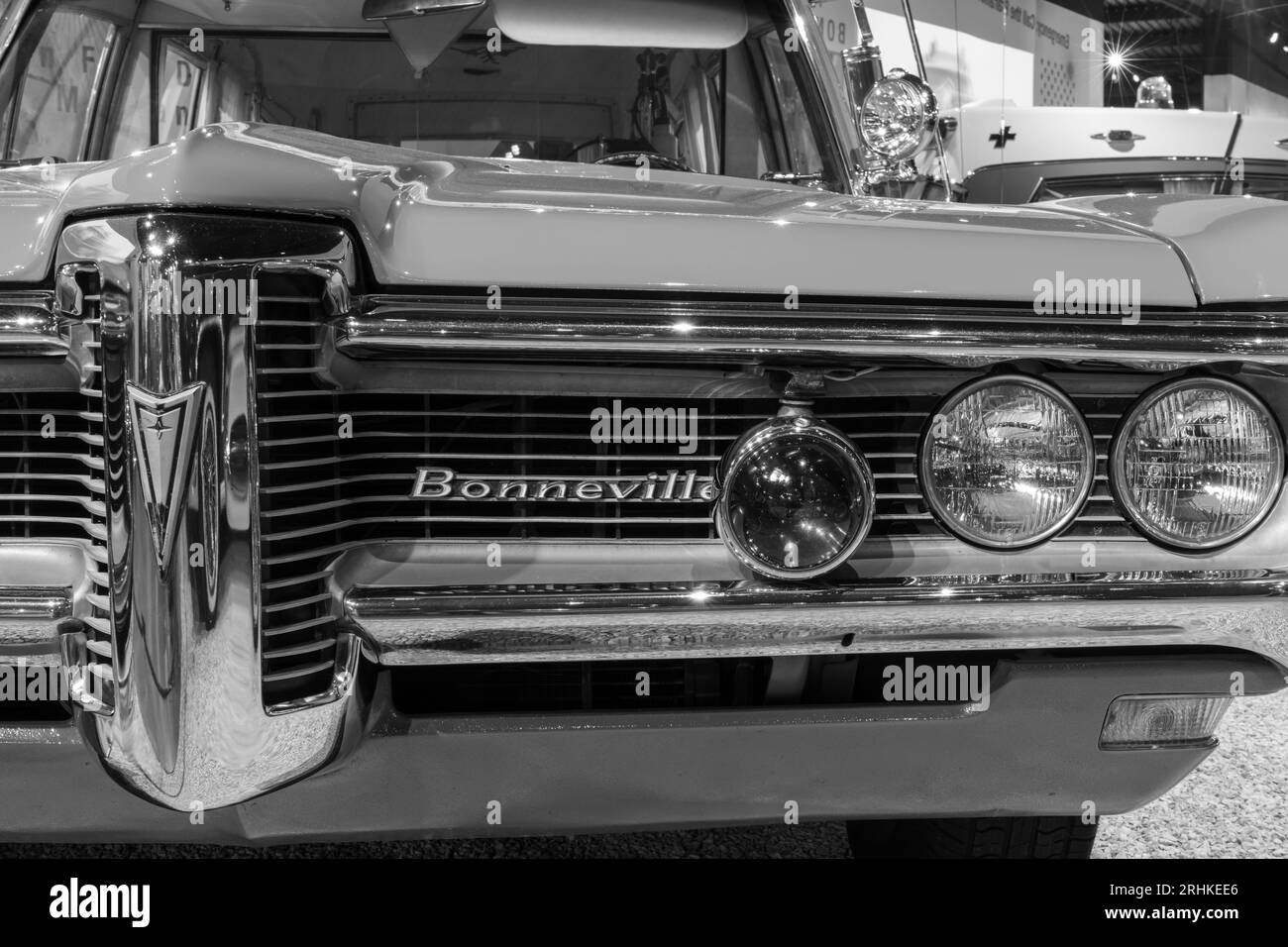 Sparkford.Somerset.United Kingdom.März 26. 2023.Ein Pontiac Superior Krankenwagen von 1968 ist im Haynes Motor Museum in Somerset ausgestellt Stockfoto