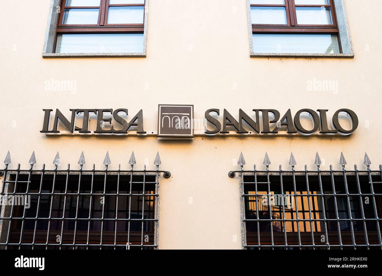 Chiavenna, Italien - 9. Juli 2023: Intesa Sanpaolo S.p.A. ist eine italienische internationale Bankengruppe. Sie ist die größte Bank Italiens, gemessen am Gesamtvermögen Stockfoto