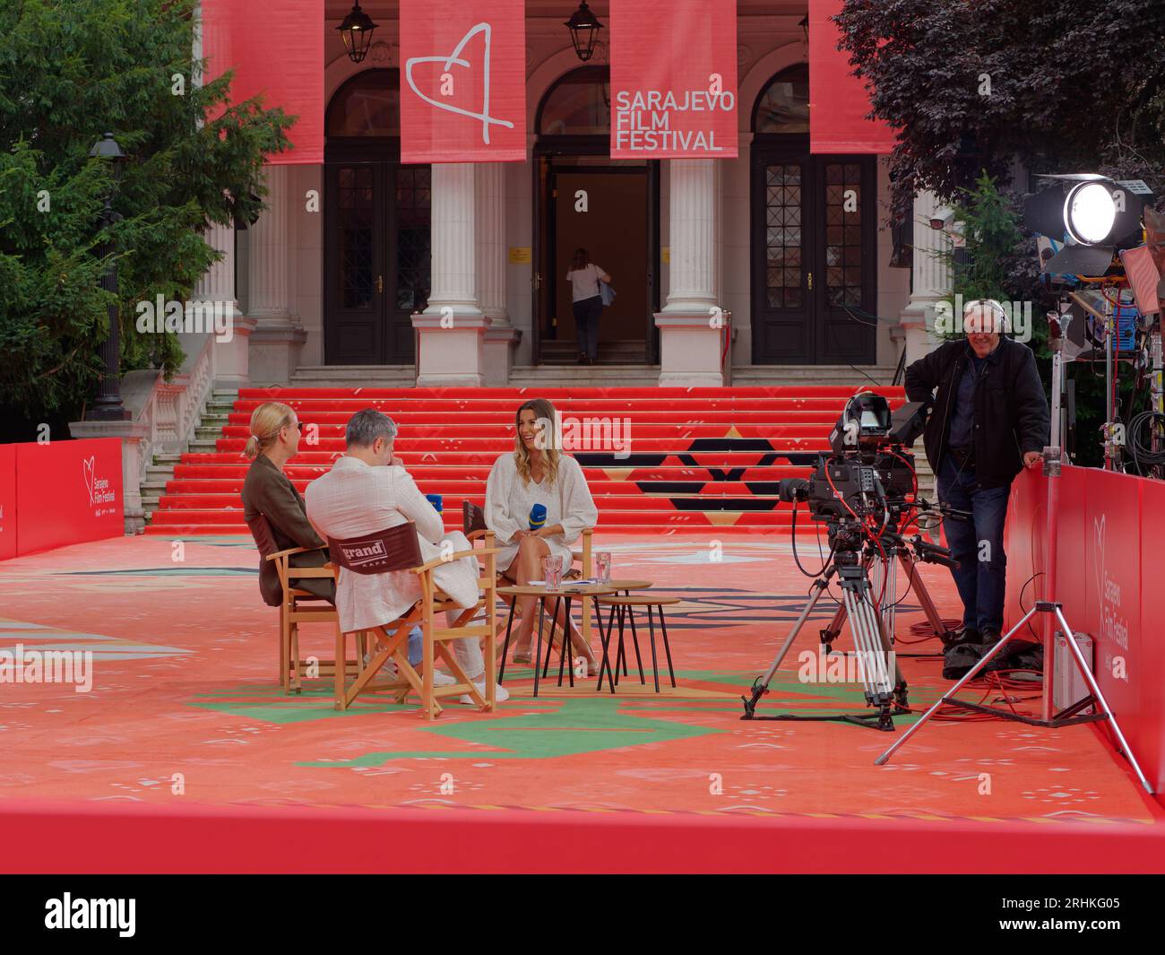 Kameramann und Gäste des Sarajevo Film Festivals auf dem Festivalplatz vor dem Nationaltheater. Sarajevo, Bosnien und Herzegowina, 17. August 2023. Stockfoto
