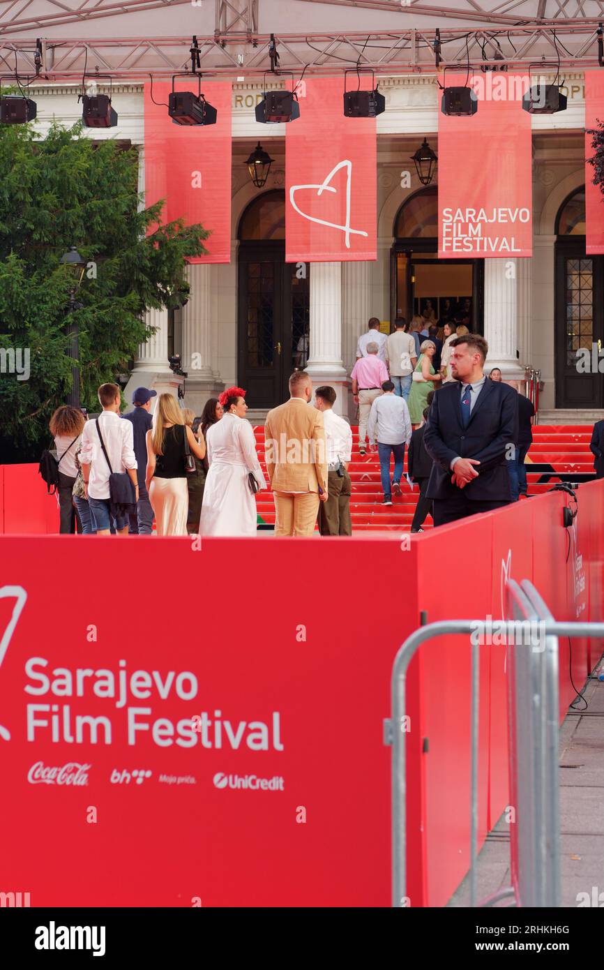 Gäste kommen am Sarajevo Film Festival mit Sicherheitsüberwachung, Festivalplatz und Nationaltheater an. Bosnien und Herzegowina, 17. August 2023. Stockfoto