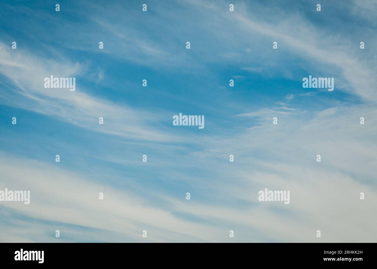 Blauer Himmelshintergrund mit Wolken Stockfoto