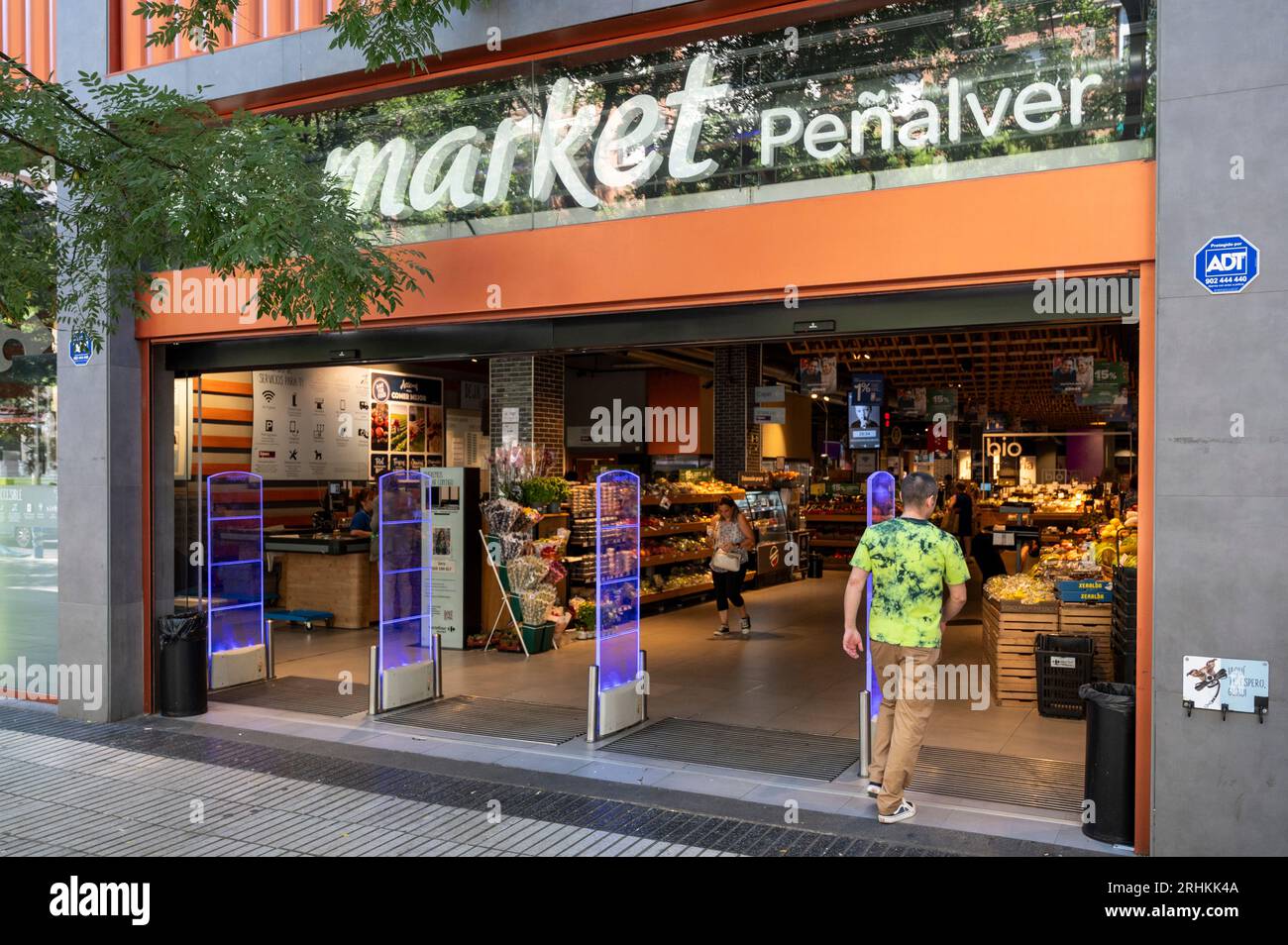 Ein Kunde tritt in die französische multinationale Supermarktkette Carrefour Market in Spanien ein. Stockfoto