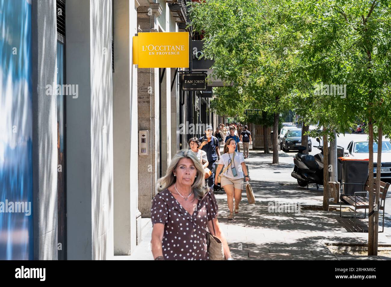 Madrid, Spanien. Aug. 2023. Fußgänger gehen an der französischen Kosmetikmarke L'occitane in Spanien vorbei. (Credit Image: © Xavi Lopez/SOPA Images via ZUMA Press Wire) NUR REDAKTIONELLE VERWENDUNG! Nicht für kommerzielle ZWECKE! Stockfoto