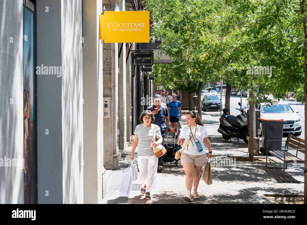 Madrid, Spanien. Aug. 2023. Fußgänger gehen an der französischen Kosmetikmarke L'occitane in Spanien vorbei. (Credit Image: © Xavi Lopez/SOPA Images via ZUMA Press Wire) NUR REDAKTIONELLE VERWENDUNG! Nicht für kommerzielle ZWECKE! Stockfoto