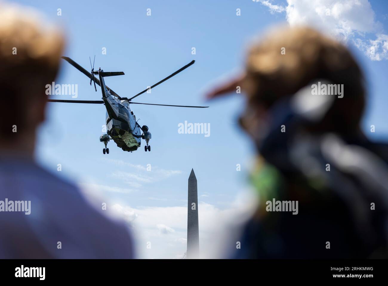 Marine One mit US-Präsident Joe Biden an Bord verlässt das Weiße Haus nach Pennsylvania, wo er am 17. August 2023 an einem Gedenkgottesdienst für die ehemalige First Lady Ellen Casey in Washington, DC, USA teilnehmen soll. Biden geht dann nach Camp David, wo er den südkoreanischen Präsidenten Yoon Suk Yeol und die japanische Premierministerin Kishida Fumio empfangen wird. Credit: Jim LoScalzo/Pool via CNP/MediaPunch Stockfoto