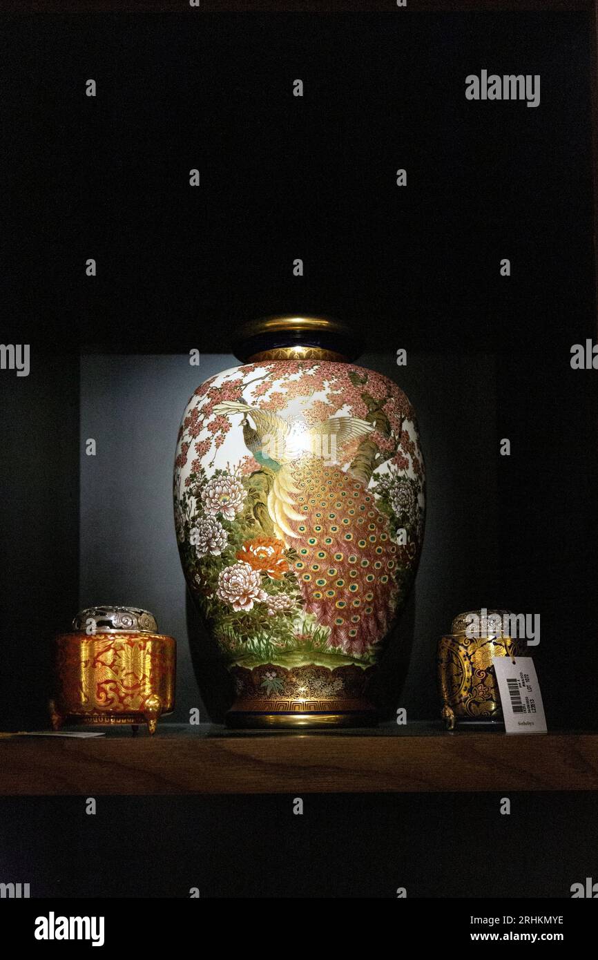 Satsuma-Vase und koro-Weihrauchbrenner Cloisonné Emailleofen in Sotheby's Freddie Mercury: A World of his Own Exhibition, London, UK Stockfoto