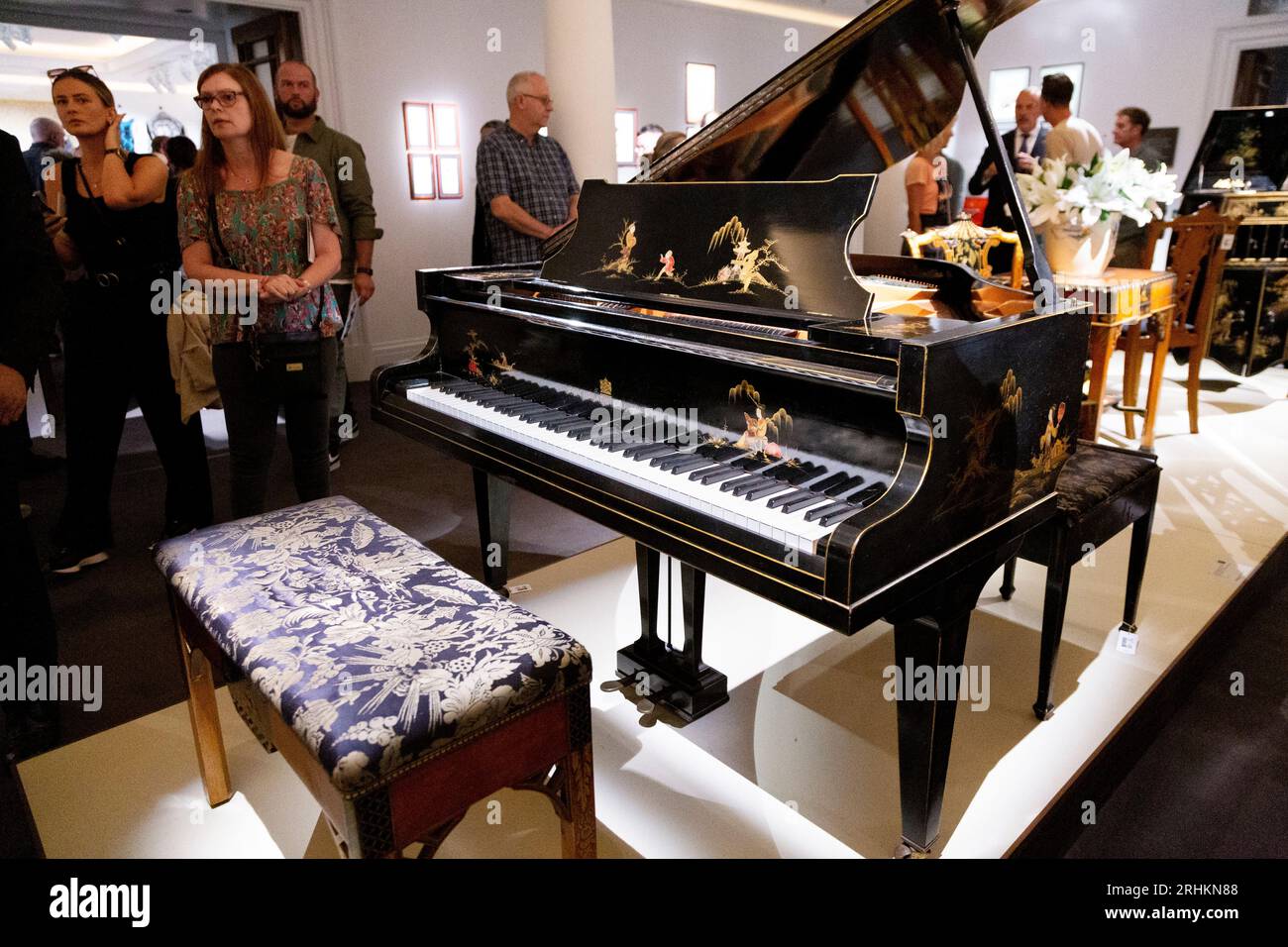Freddie Mercury’s Chinoiserie Grand Piano (um 1934), Sotheby’s A World of His Own Exhibition, London, UK Stockfoto