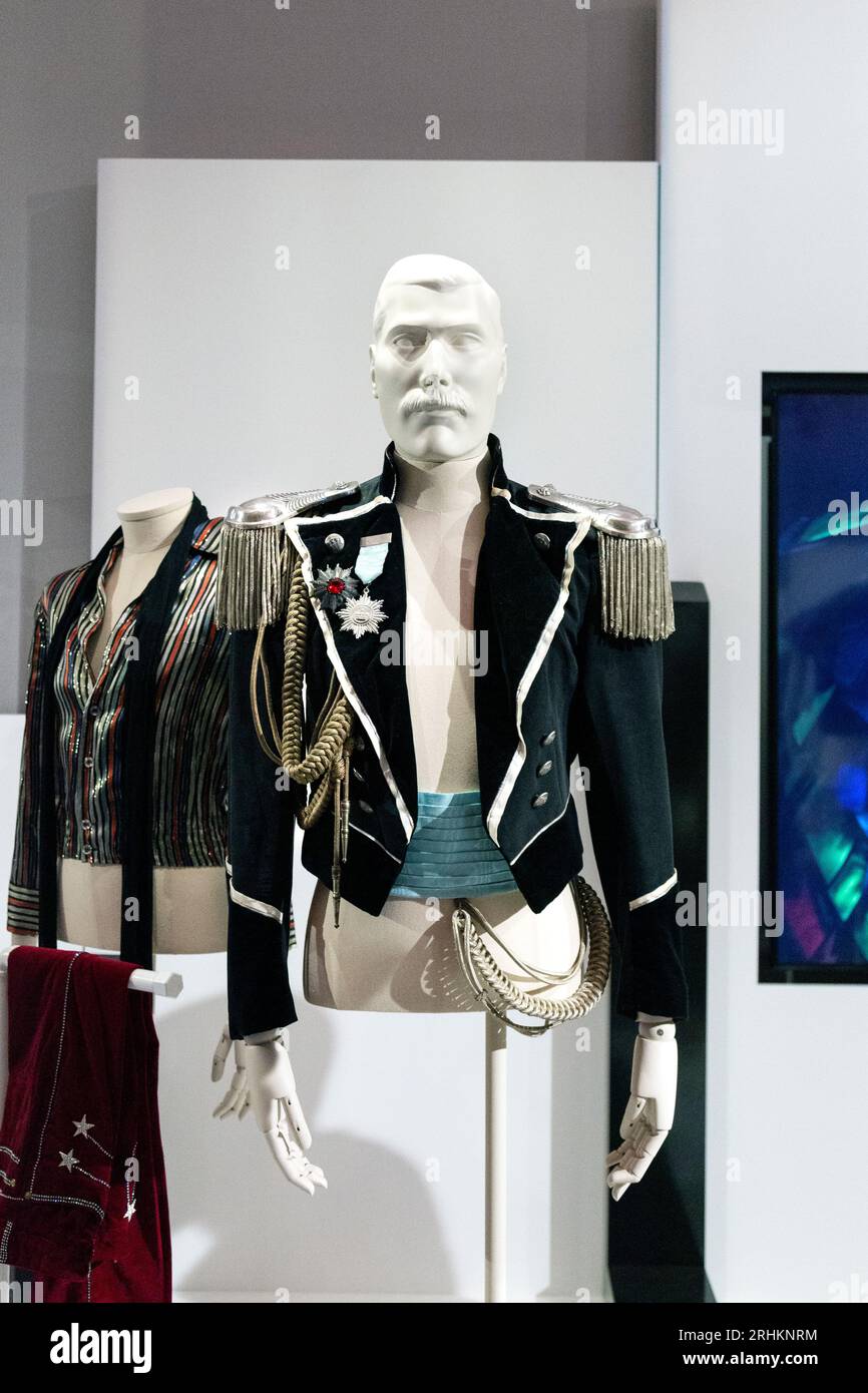 Jacke im Militärstil, entworfen für Freddie Mercury's 39. Geburtstagsparty, München, 5. September 1985, Sotheby's A World of his Own Exhibition, London, UK Stockfoto