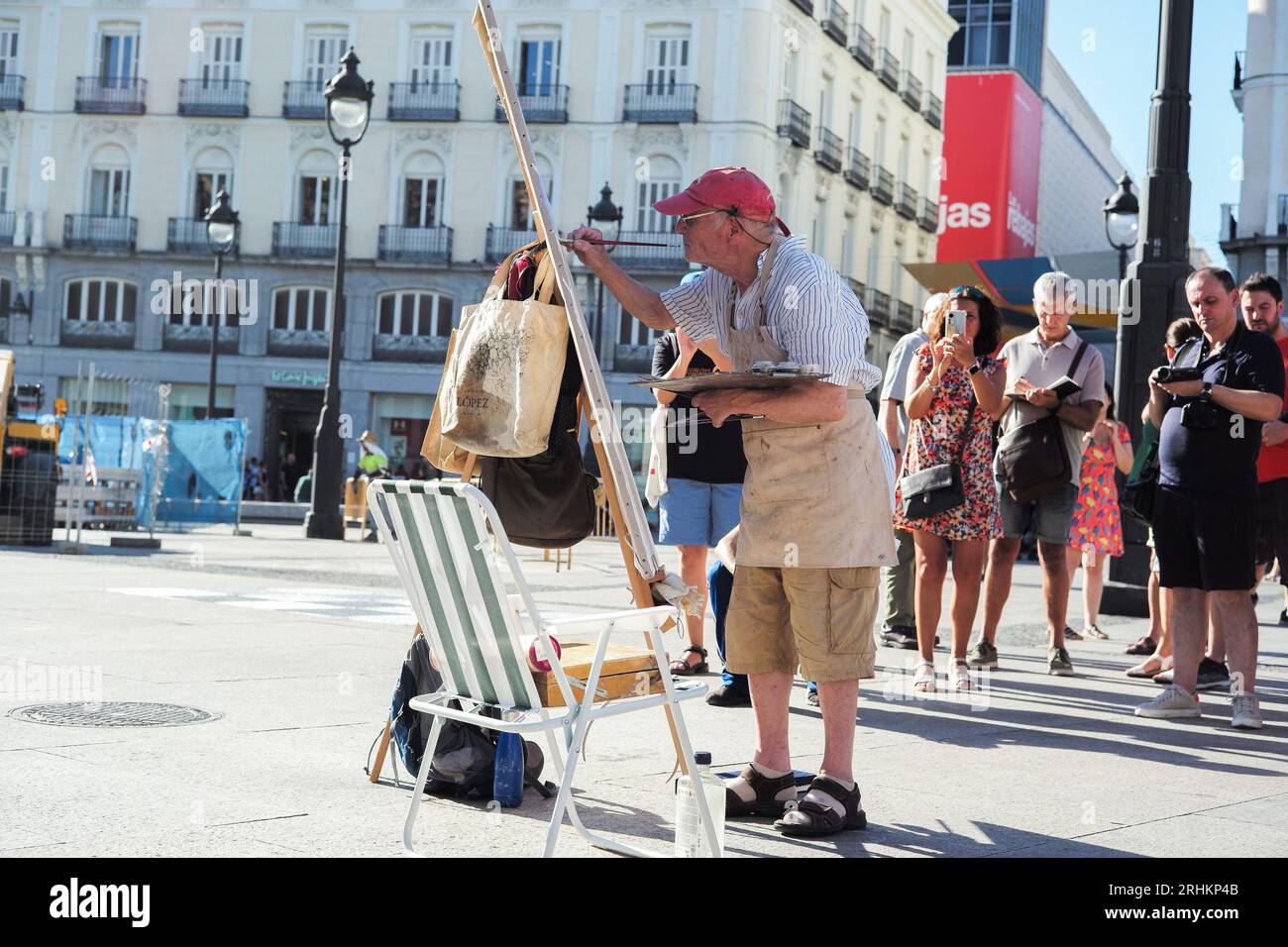 MADRID, SPANIEN - 17.08.2023: Der berühmte spanische Maler und Bildhauer Antonio Lopez arbeitet an einem neuen Kunstwerk auf dem Sol-Platz im Zentrum von Madrid. Stockfoto