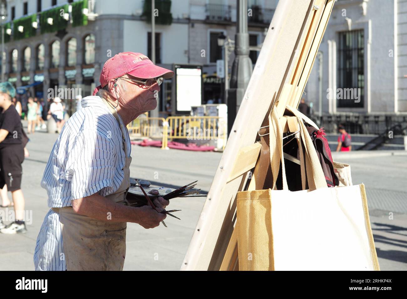 MADRID, SPANIEN - 17.08.2023: Der berühmte spanische Maler und Bildhauer Antonio Lopez arbeitet an einem neuen Kunstwerk auf dem Sol-Platz im Zentrum von Madrid. Stockfoto