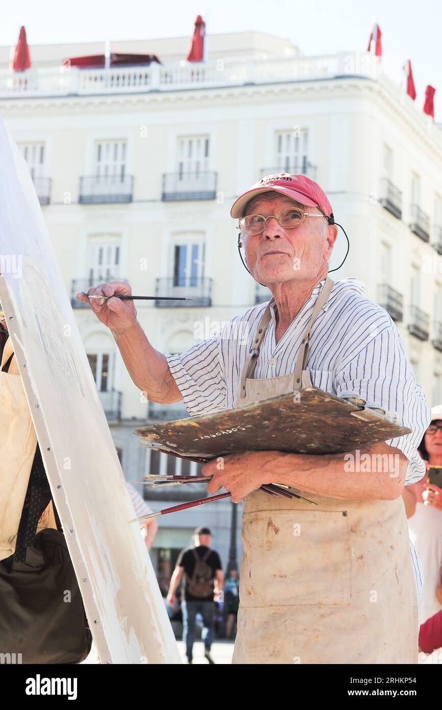 MADRID, SPANIEN - 17.08.2023: Der berühmte spanische Maler und Bildhauer Antonio Lopez arbeitet an einem neuen Kunstwerk auf dem Sol-Platz im Zentrum von Madrid. Stockfoto