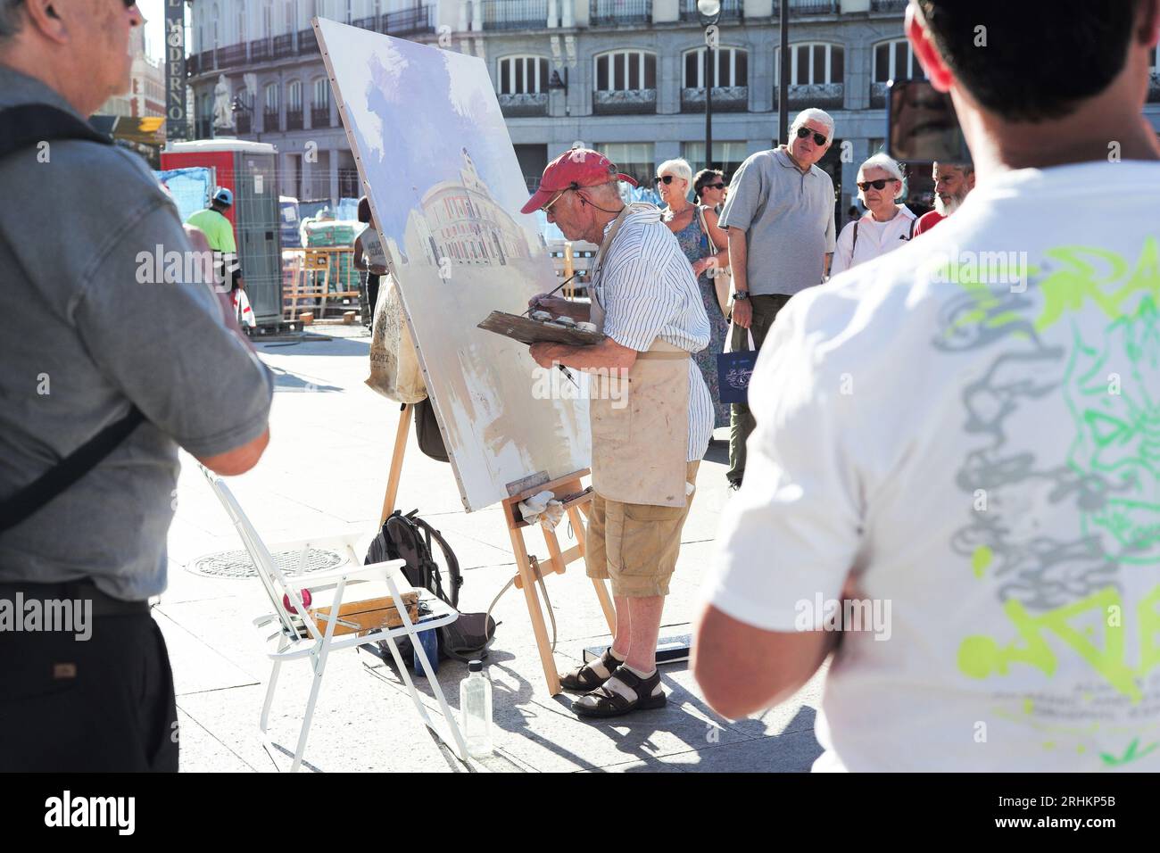 MADRID, SPANIEN - 17.08.2023: Der berühmte spanische Maler und Bildhauer Antonio Lopez arbeitet an einem neuen Kunstwerk auf dem Sol-Platz im Zentrum von Madrid. Stockfoto