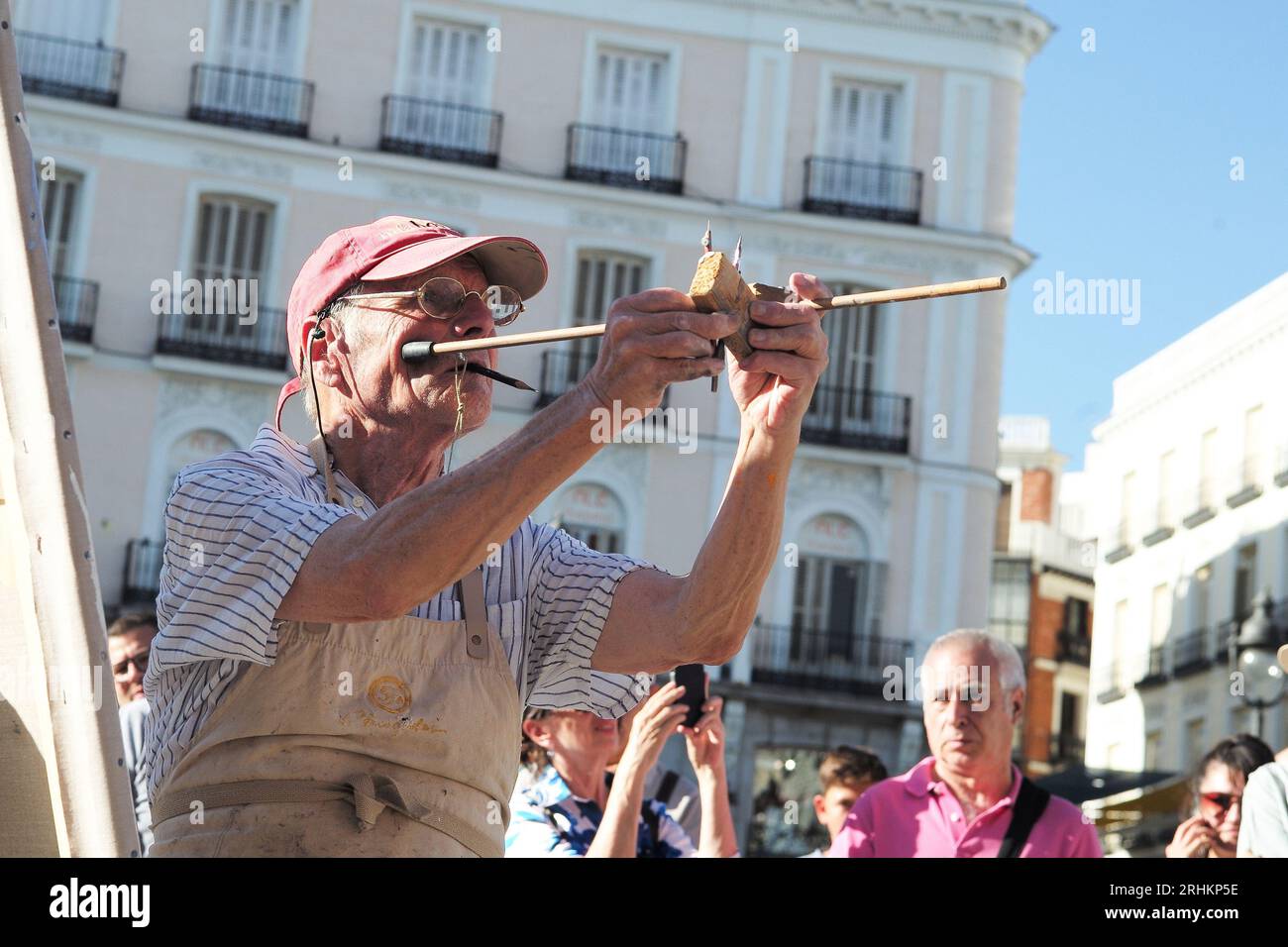 MADRID, SPANIEN - 17.08.2023: Der berühmte spanische Maler und Bildhauer Antonio Lopez arbeitet an einem neuen Kunstwerk auf dem Sol-Platz im Zentrum von Madrid. Stockfoto