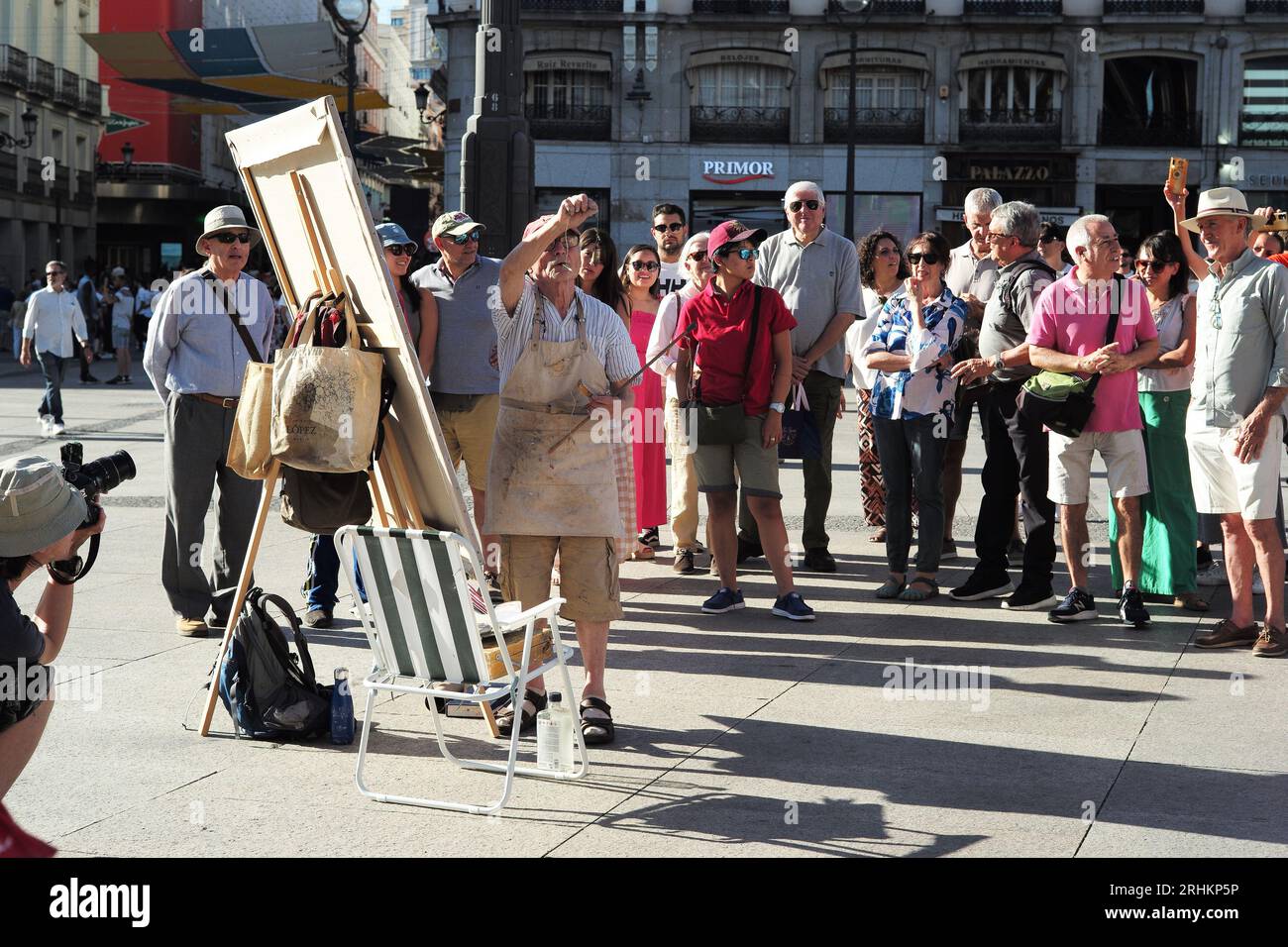 MADRID, SPANIEN - 17.08.2023: Der berühmte spanische Maler und Bildhauer Antonio Lopez arbeitet an einem neuen Kunstwerk auf dem Sol-Platz im Zentrum von Madrid. Stockfoto