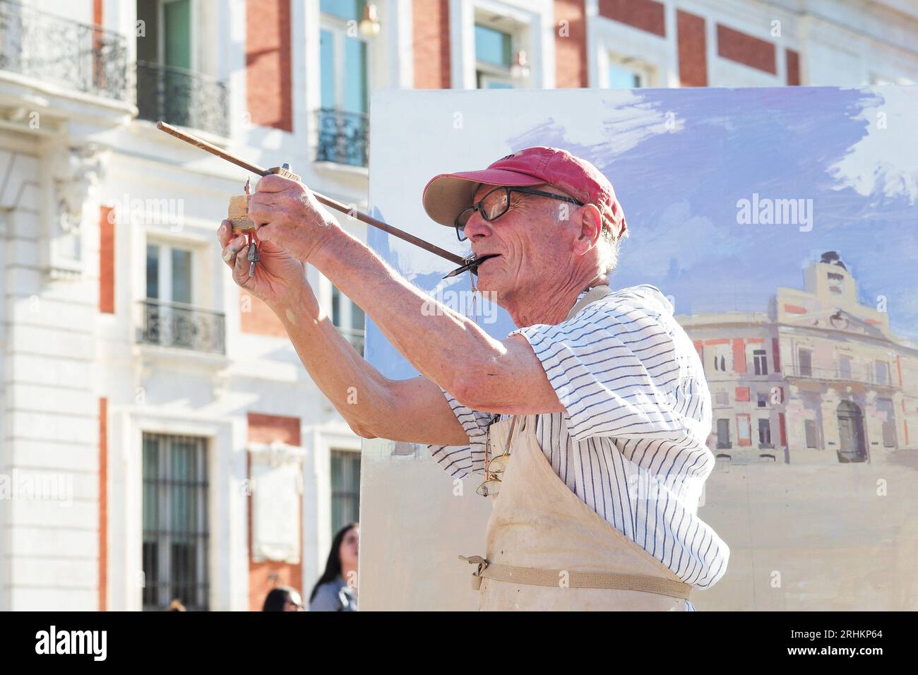 MADRID, SPANIEN - 17.08.2023: Der berühmte spanische Maler und Bildhauer Antonio Lopez arbeitet an einem neuen Kunstwerk auf dem Sol-Platz im Zentrum von Madrid. Stockfoto