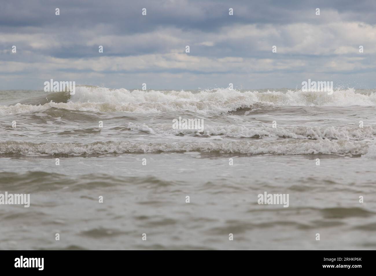 Wellen im Meer an einem stürmischen Tag. Naturzusammensetzung Stockfoto