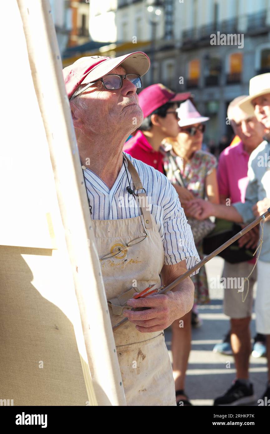 MADRID, SPANIEN - 17.08.2023: Der berühmte spanische Maler und Bildhauer Antonio Lopez arbeitet an einem neuen Kunstwerk auf dem Sol-Platz im Zentrum von Madrid. Stockfoto
