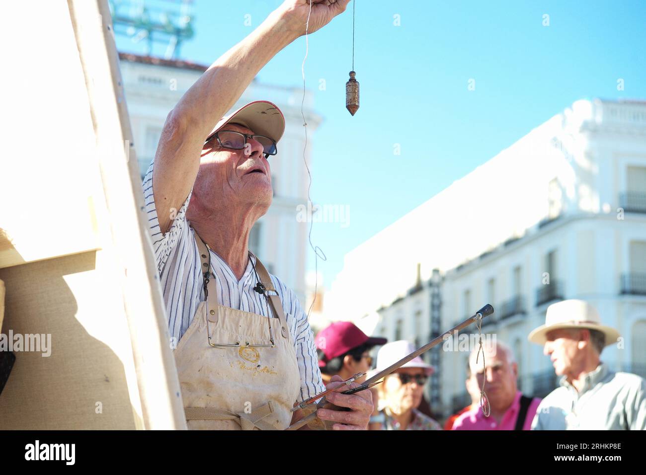 MADRID, SPANIEN - 17.08.2023: Der berühmte spanische Maler und Bildhauer Antonio Lopez arbeitet an einem neuen Kunstwerk auf dem Sol-Platz im Zentrum von Madrid. Stockfoto