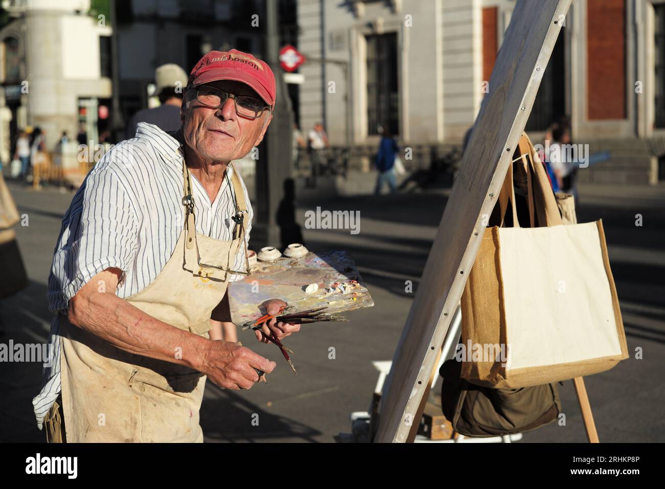 MADRID, SPANIEN - 17.08.2023: Der berühmte spanische Maler und Bildhauer Antonio Lopez arbeitet an einem neuen Kunstwerk auf dem Sol-Platz im Zentrum von Madrid. Stockfoto