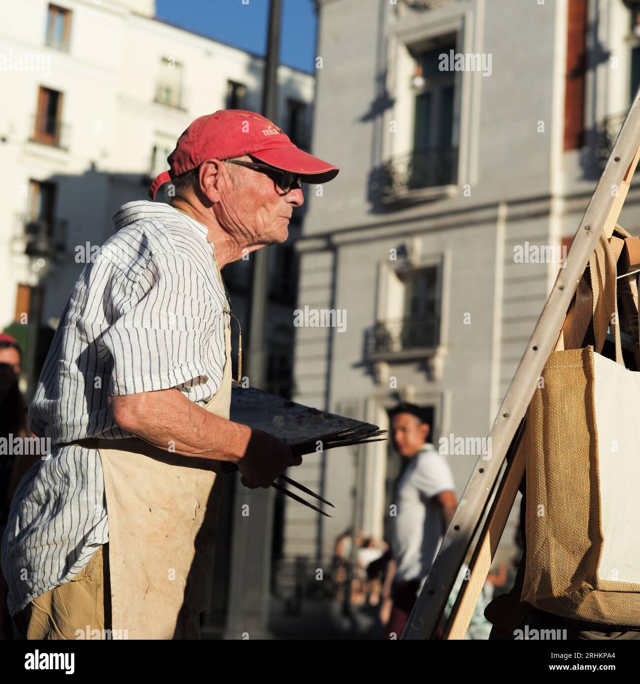 MADRID, SPANIEN - 17.08.2023: Der berühmte spanische Maler und Bildhauer Antonio Lopez arbeitet an einem neuen Kunstwerk auf dem Sol-Platz im Zentrum von Madrid. Stockfoto