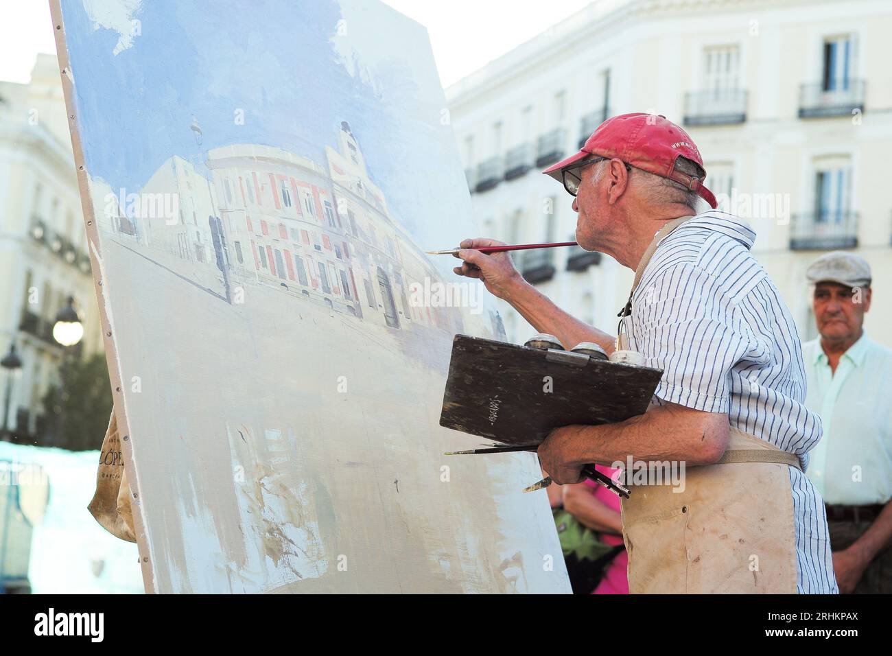 MADRID, SPANIEN - 17.08.2023: Der berühmte spanische Maler und Bildhauer Antonio Lopez arbeitet an einem neuen Kunstwerk auf dem Sol-Platz im Zentrum von Madrid. Stockfoto