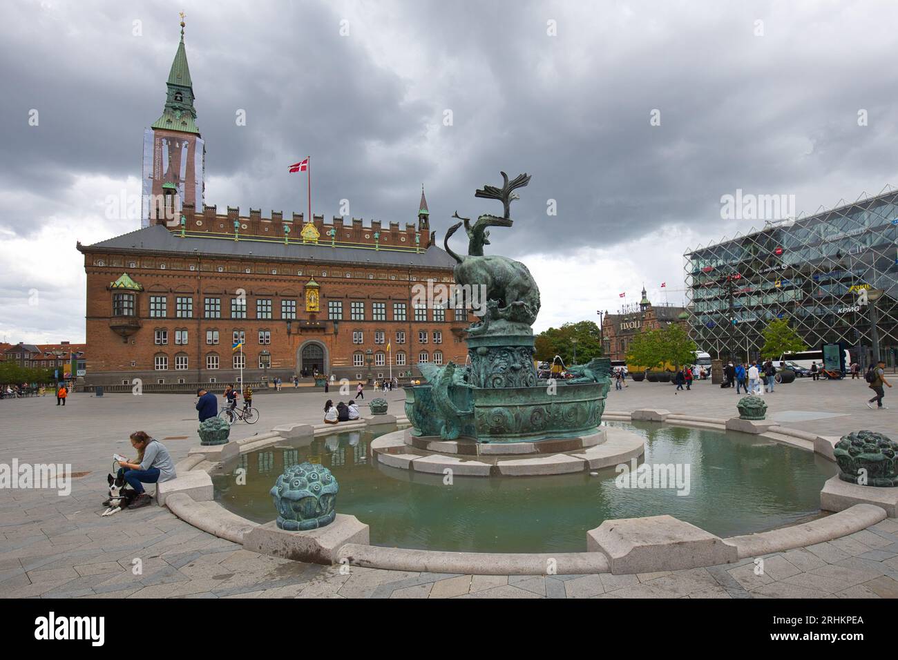 Dänemark, Kopenhagen - 03. Juli 2023: Rathausplatz mit Drachenbrunnen und Rathaus von Kopenhagen. Stockfoto