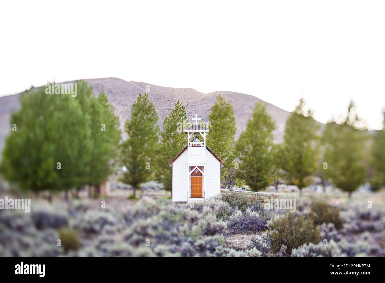 Foto einer kleinen katholischen Landkirche in Doyle, CA Landschaftsreisen Tilt-Shift-Fotografie-Techniken Stockfoto