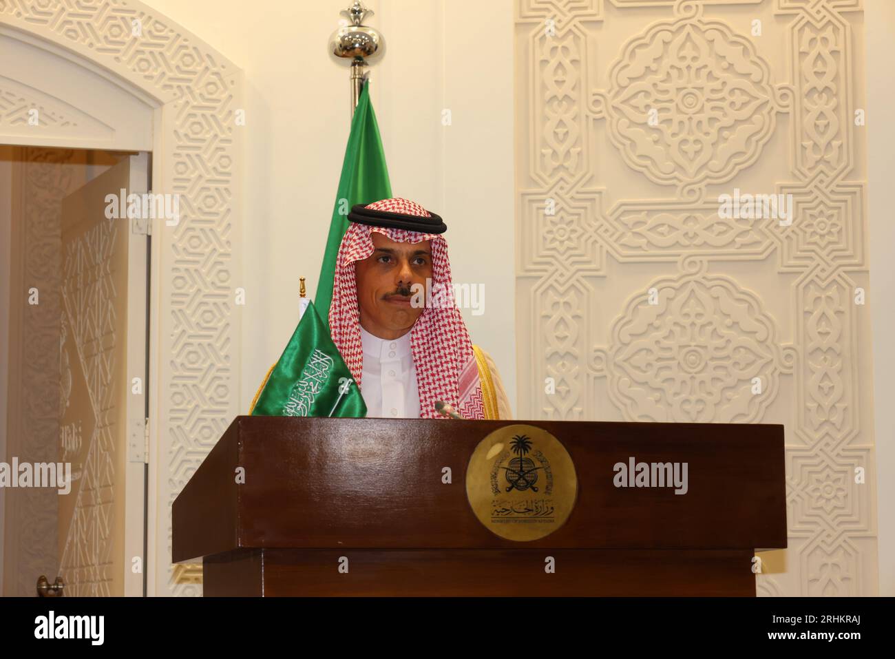 Riad, Saudi-Arabien. Aug. 2023. Saudischer Außenminister Faisal bin Farhan Al Saud nimmt am 17. August 2023 an einer gemeinsamen Pressekonferenz mit dem iranischen Außenminister Hossein Amir-Abdollahian (nicht im Bild) in Riad, Saudi-Arabien, Teil. Amir-Abdollahian sagte hier am Donnerstag, dass die Beziehungen zwischen seinem Land und Saudi-Arabien in die richtige Richtung gehen und beide Seiten die Zusammenarbeit in verschiedenen Bereichen voranbringen werden. Quelle: Wang Haizhou/Xinhua/Alamy Live News Stockfoto