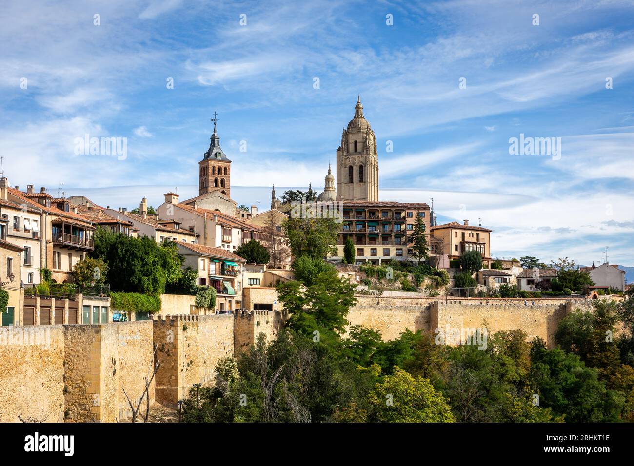 Segovia, Spanien Skyline mit Segovia Kathedrale an der Spitze, Kirchen, mittelalterliche Architektur, Wohngebäude und Stadtmauern. Stockfoto