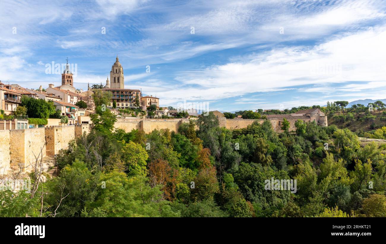 Segovia, Spanien, hochauflösendes Panorama der Stadt mit Kathedrale von Segovia, Glockentürmen, mittelalterlicher Architektur, Stadtmauern, grüner Vegetation. Stockfoto