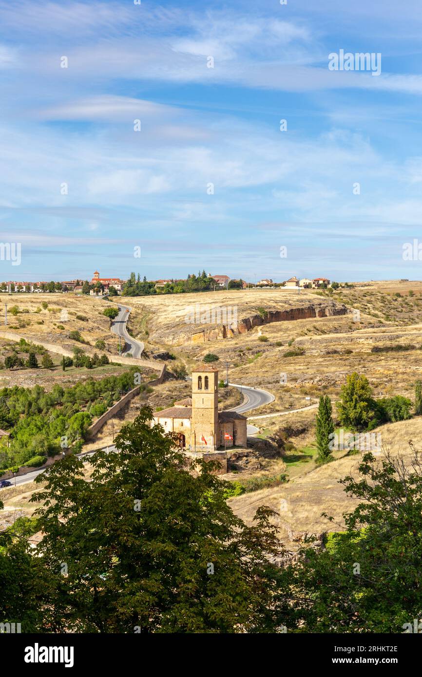 Segovia, Spanien, Landschaft der Stadtränder mit spanischer Wohnarchitektur, Kirche La Vera Cruz und gewundene Straße vom Turm des Johannes aus gesehen Stockfoto