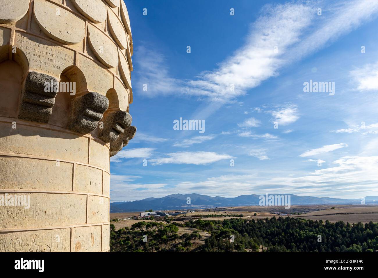 Segovia, Spanien, 03.10.23. Die ländliche Landschaft von Segovia am Stadtrand und in den Bergen des Turms von Johannes II. Von Kastilien im Alcazar von Segovia. Stockfoto