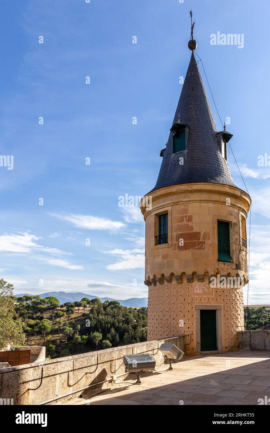 Alcazar von Segovia Wachturm und Terrasse, spanische gotische Architektur, Hügel und Berge mit Akazien im Hintergrund, Spanien. Stockfoto