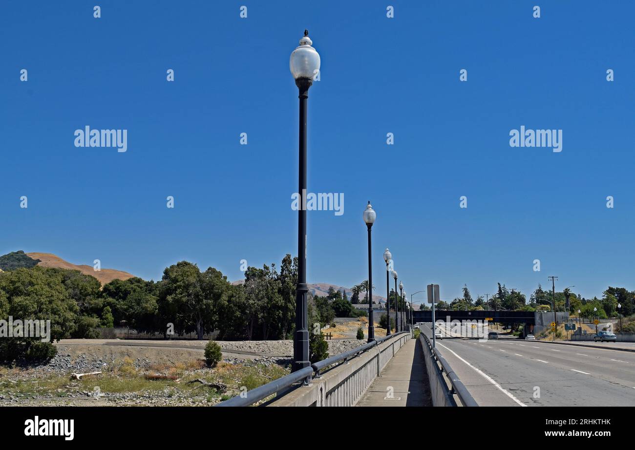 Mission Boulevard über dem Alameda Creek in Fremont, Kalifornien Stockfoto