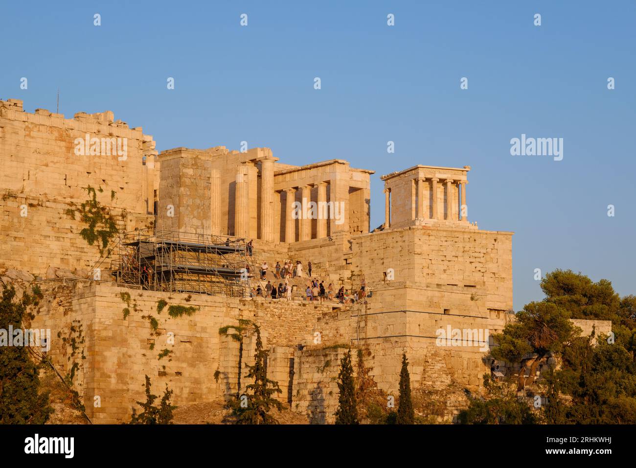 Athen, GR - 29. Juli 2023: Die Akropolis mit dem Parthenon-Tempel auf dem Hügel Stockfoto