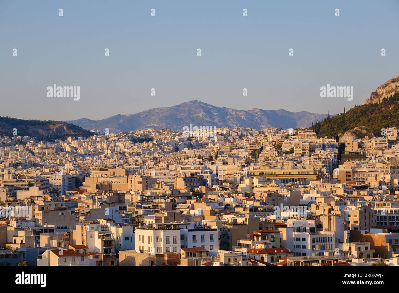 Athen, GR - 29. Juli 2023: Panoramablick auf Athen, die Hauptstadt Griechenlands, bei Sonnenuntergang Stockfoto