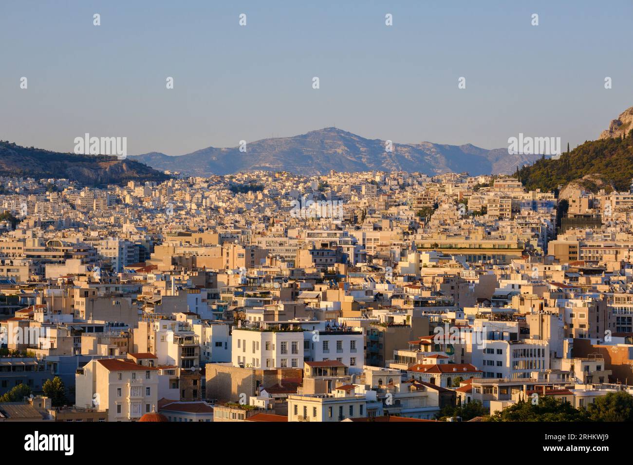 Athen, GR - 29. Juli 2023: Panoramablick auf Athen, die Hauptstadt Griechenlands, bei Sonnenuntergang Stockfoto