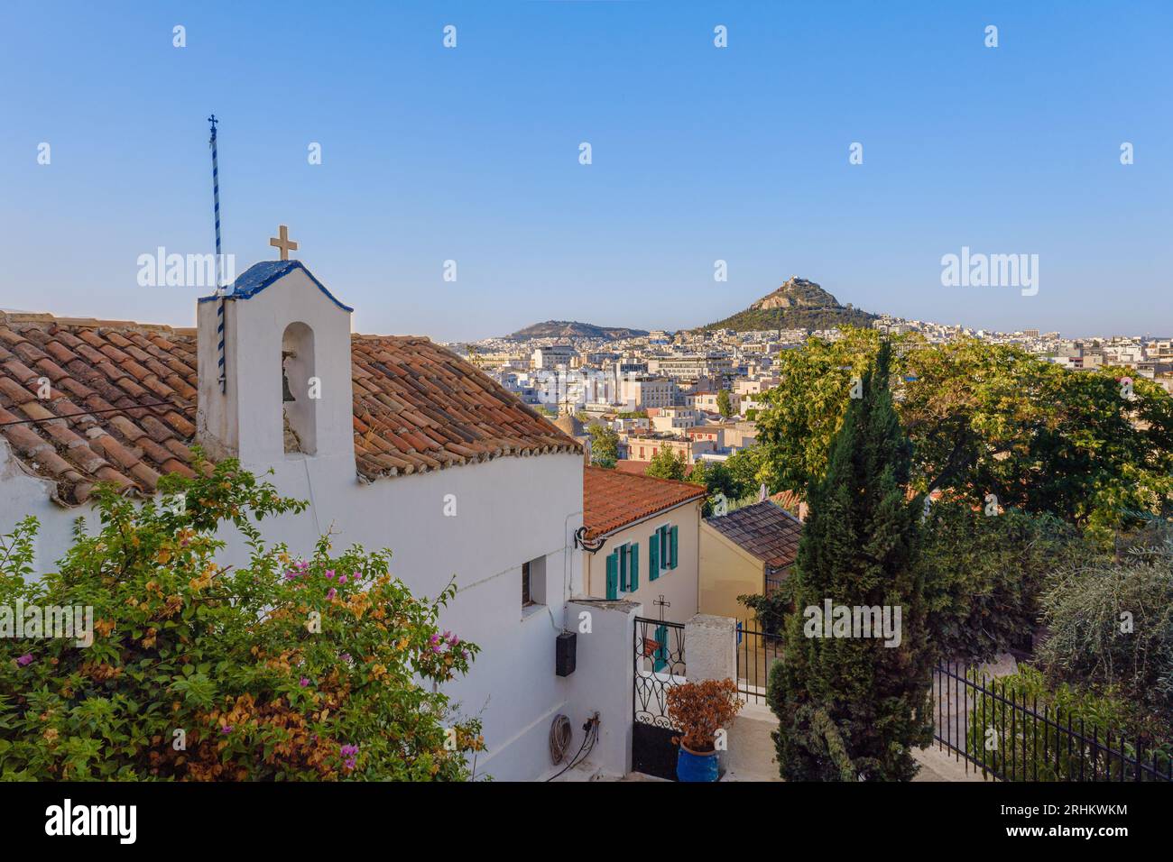 Athen, GR - 29. Juli 2023: Heilige Kirche des Heiligen Georg vom Felsen und Lycabettus-Hügel Stockfoto