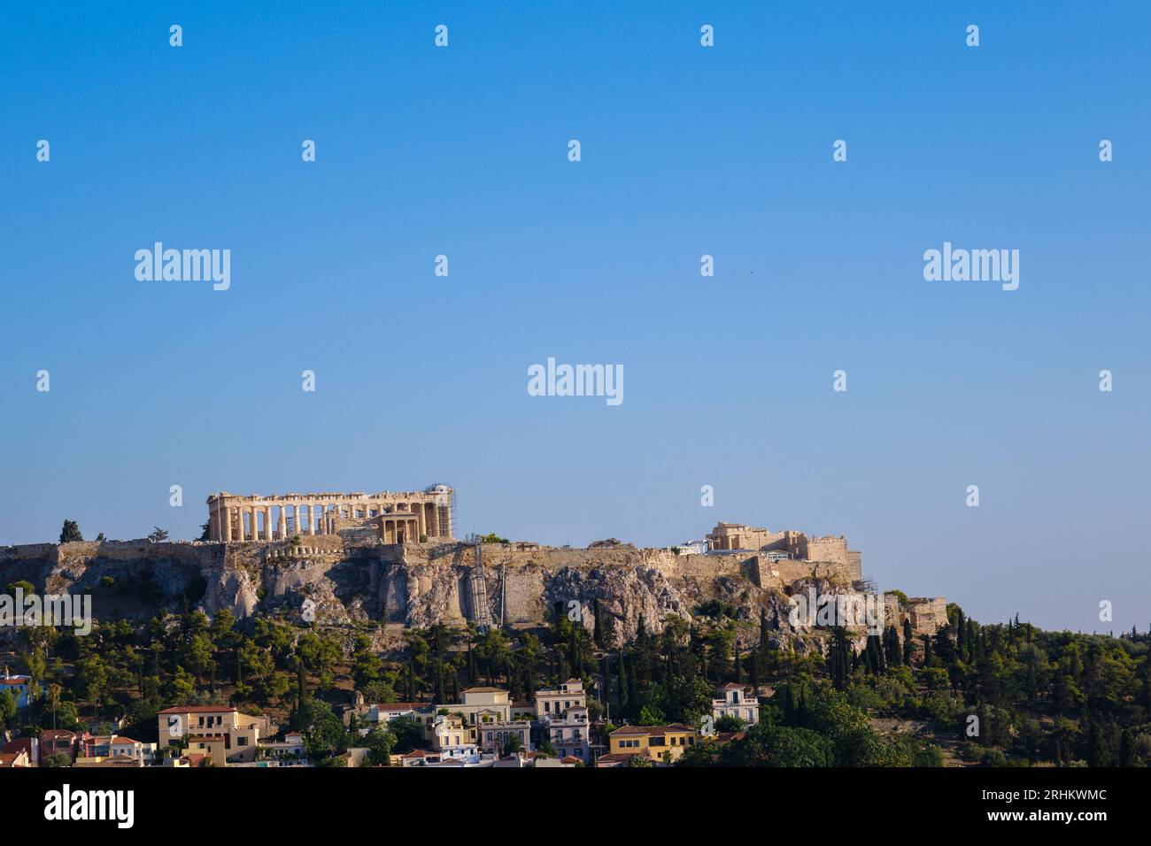 Athen, GR - 29. Juli 2023: Die Akropolis mit dem Parthenon-Tempel auf dem Hügel Stockfoto