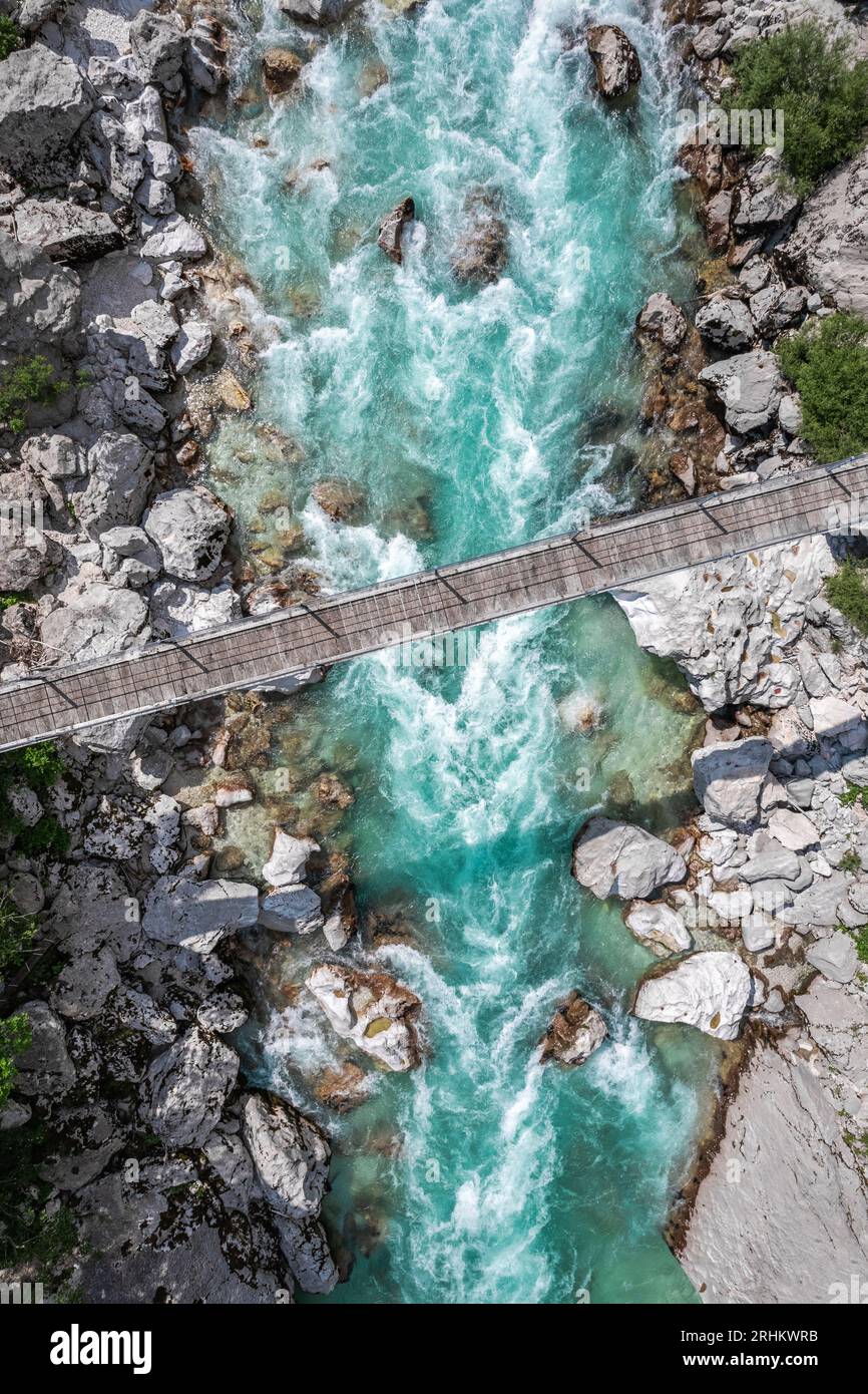 Soca im Soca-Tal, Slowenien. Drohnenansicht aus der Luft Stockfoto